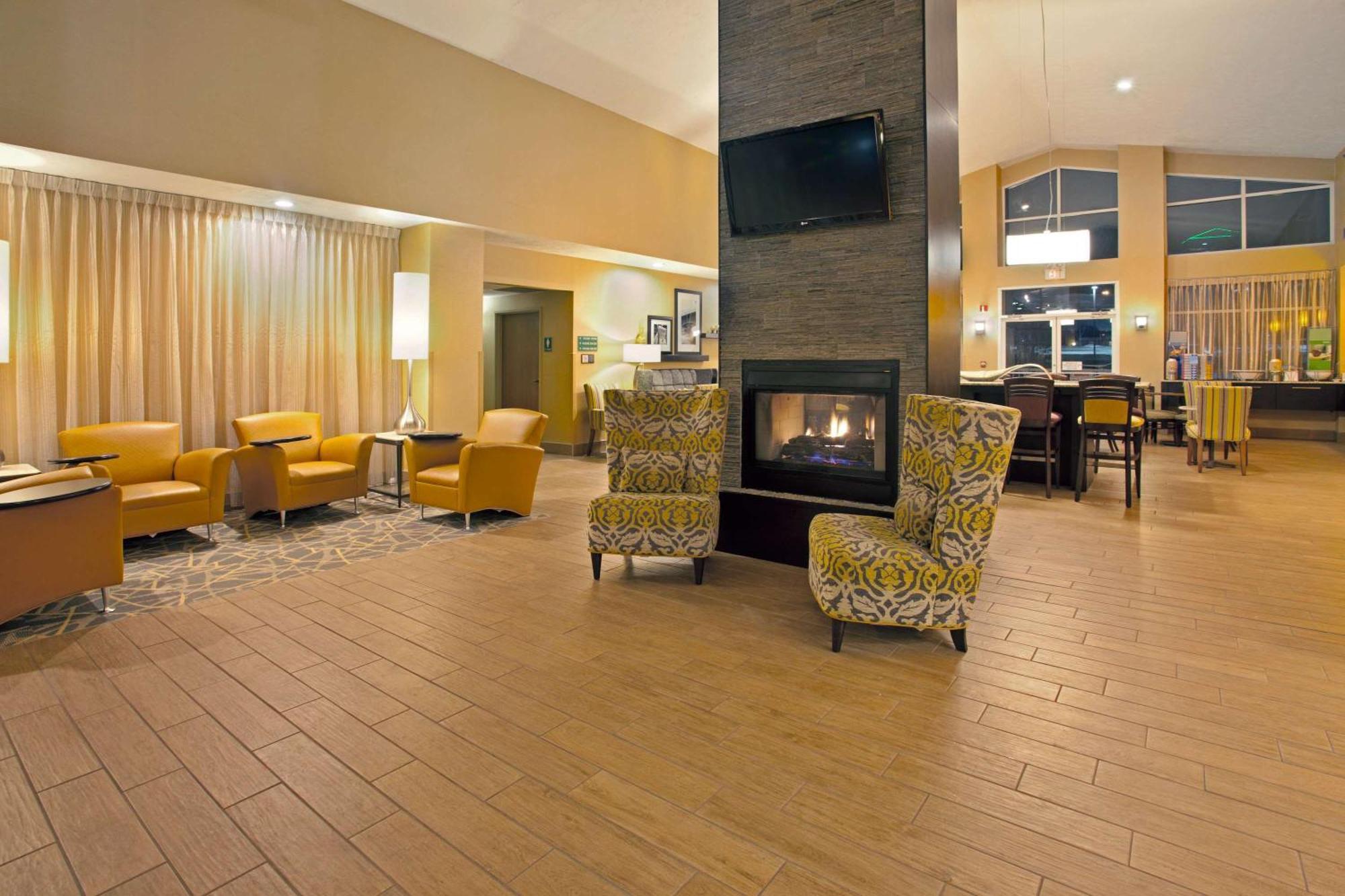 Hampton Inn & Suites Cleveland-Индипендънс Екстериор снимка
